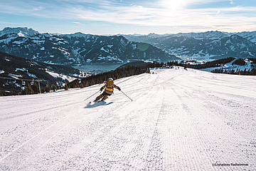 Skipiste auf der Schmittenhöhe mit Blick auf die Berge
